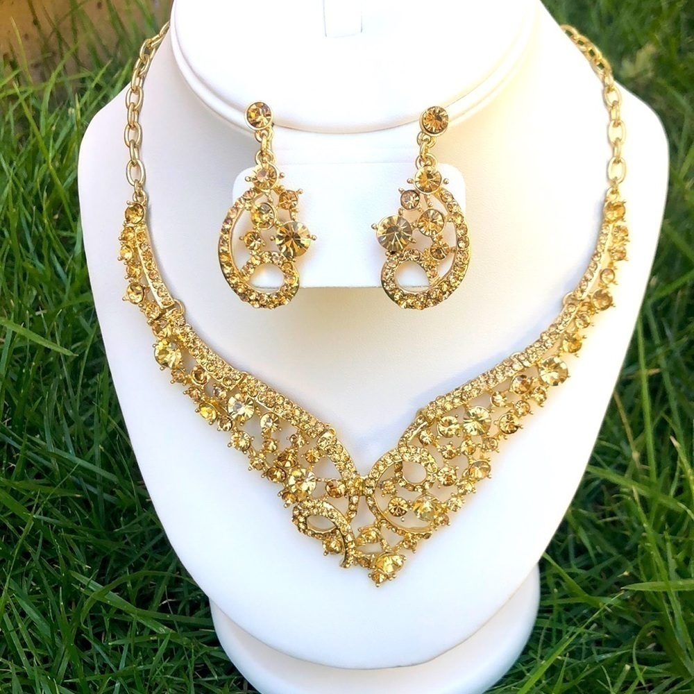 𝅺gold hardware in gold rhinestone set necklace! Bridal